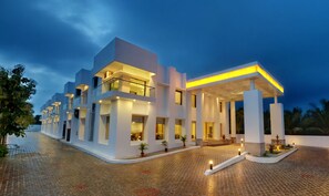 Mặt tiền nơi lưu trú - ban đêm