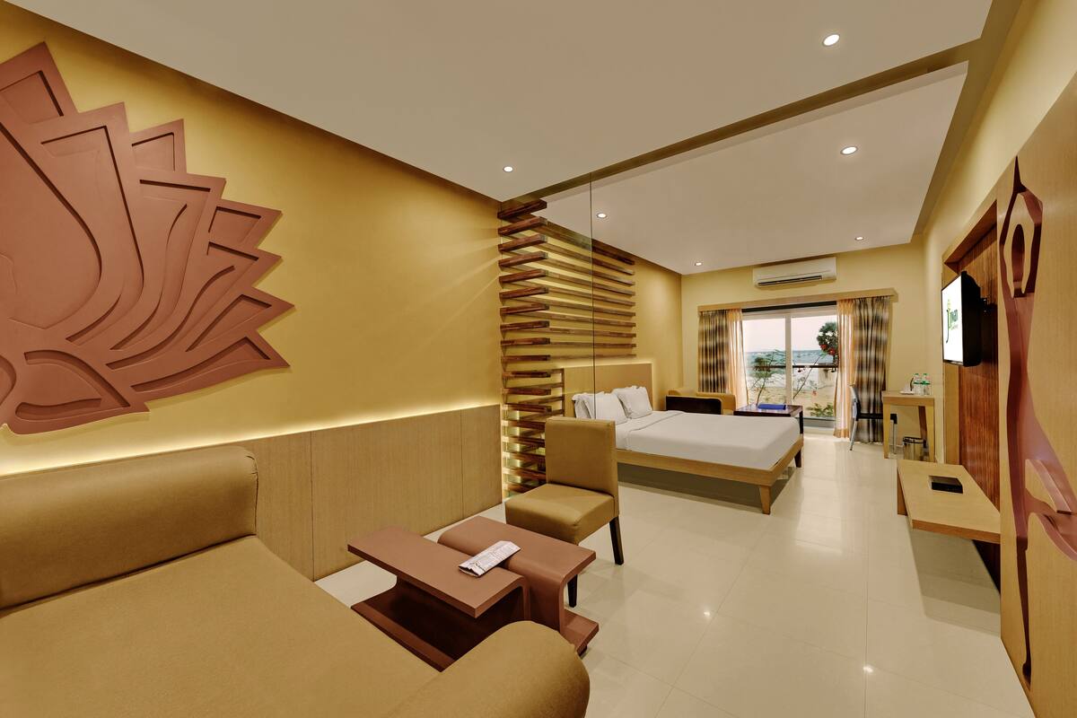Phòng Suite, 1 giường đôi, ban công, quang cảnh một góc biển | Bộ đồ giường cao cấp, bàn, bộ trải giường