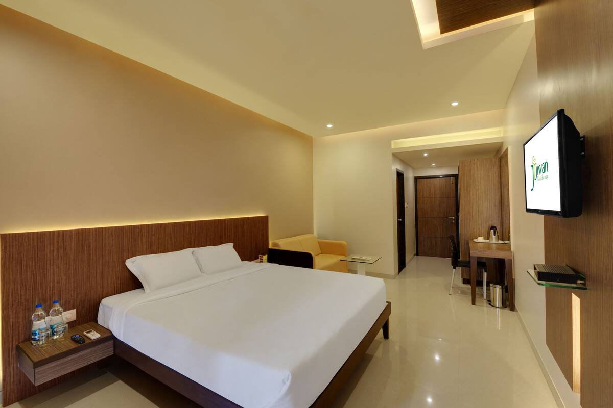 Premium bedding, desk, bed sheets