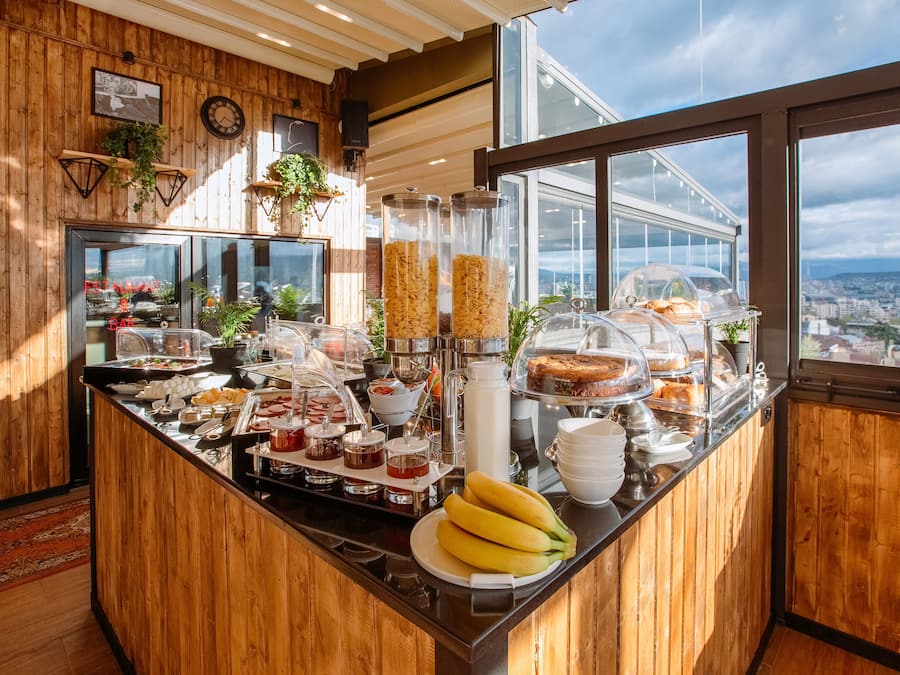 Sarapan prasmanan setiap hari (GEL 30 per orang)