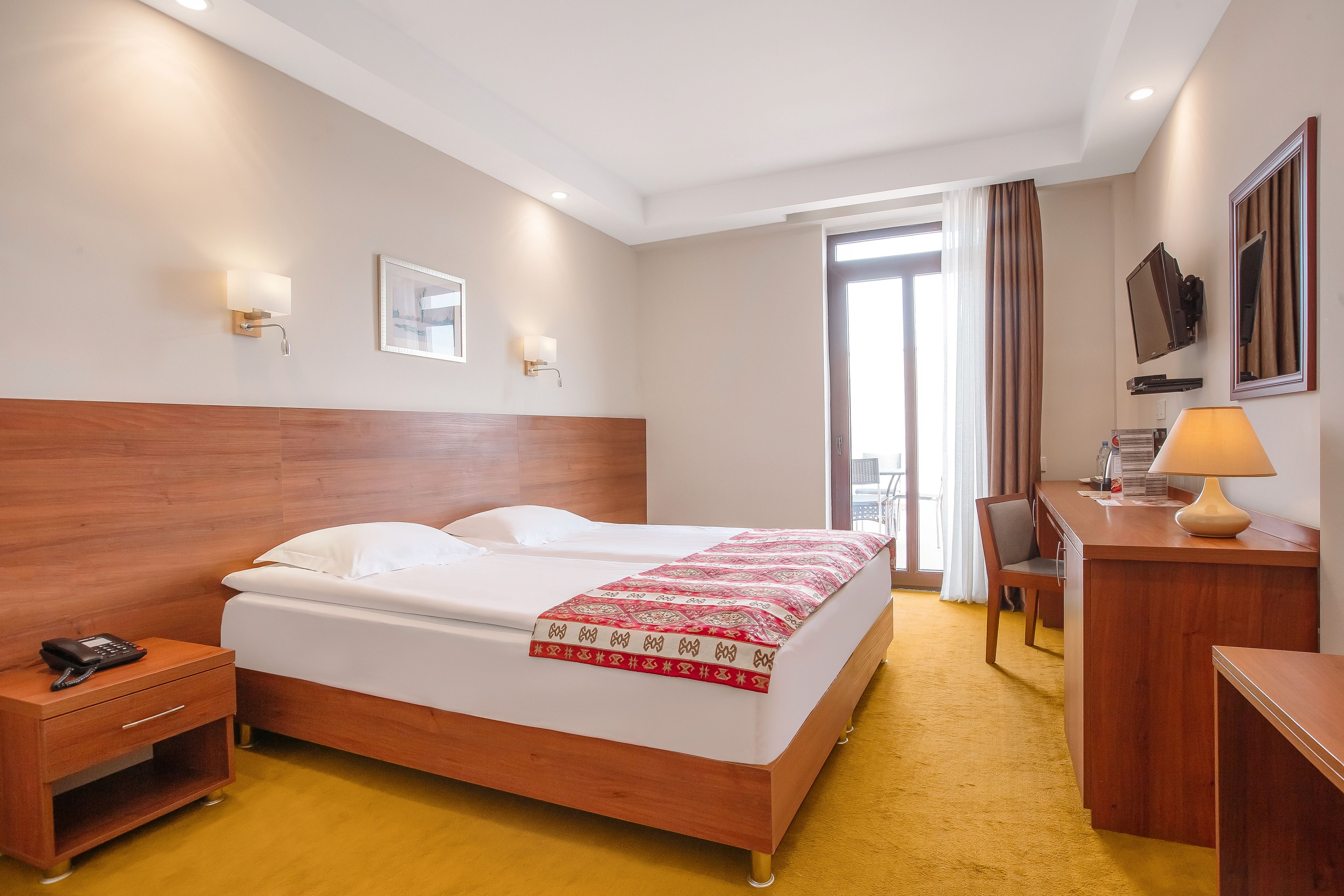 Habitación básica con 1 cama matrimonial o 2 individuales | Ropa de cama de alta calidad, minibar y escritorio 