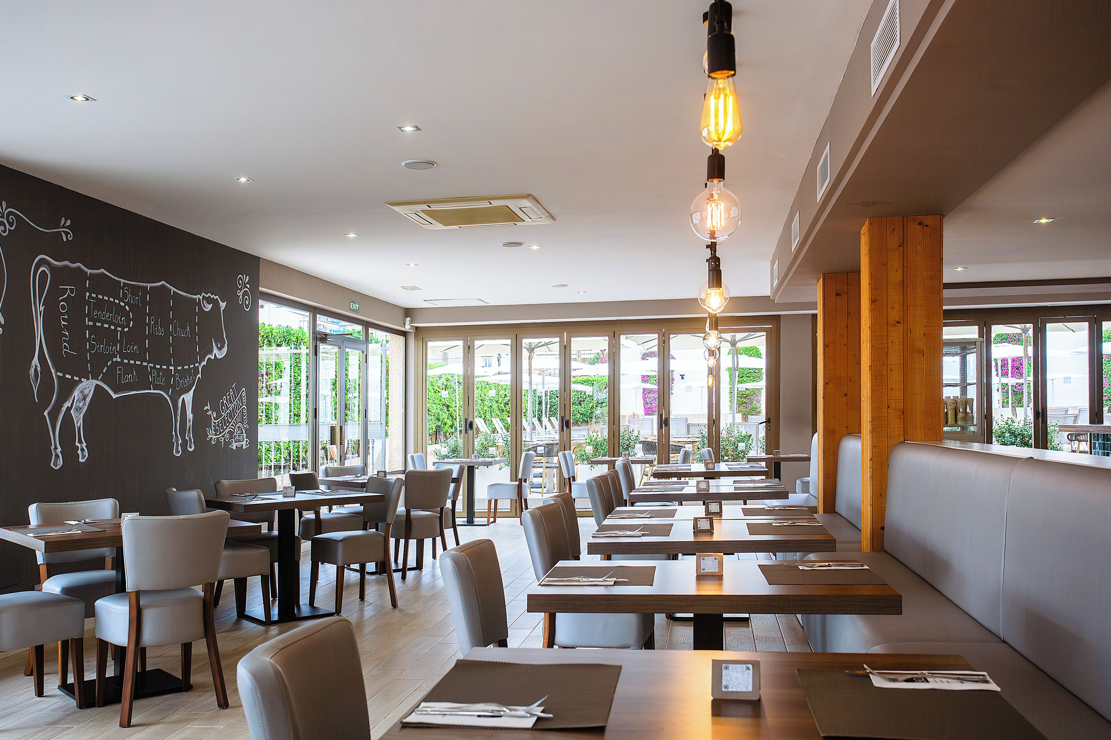 2 restaurants, spécialités Cuisine internationale