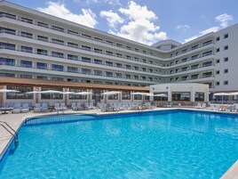 3 piscinas al aire libre, sombrillas, sillones reclinables de piscina
