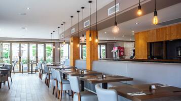 2 restaurants, spécialités Cuisine internationale