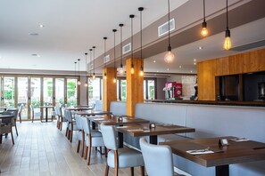 2 restaurantes; se sirve desayuno, almuerzo y cena; cocina internacional