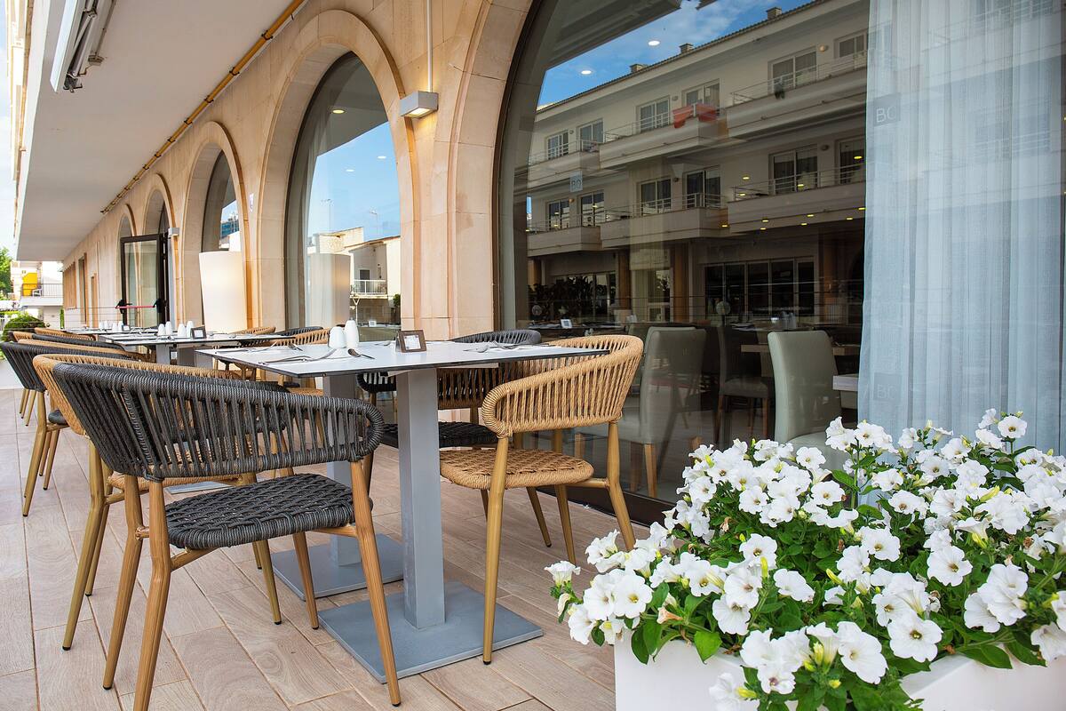 2 restaurants, breakfast, lunch, dinner served; international cuisine