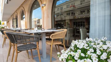 2 restaurantes; se sirven desayunos, almuerzos y cocina internacional