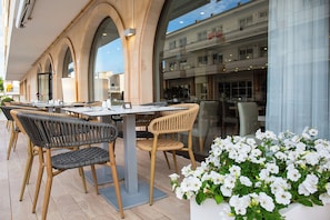 2 restaurantes, se sirven desayunos, comidas y cocina internacional