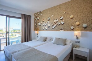 Desk, soundproofing, free WiFi, bed sheets