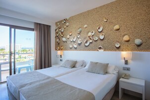 Escritorio, sistema de insonorización, wifi gratis y ropa de cama