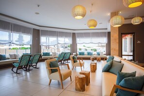 Bar en la azotea, con vista a la piscina, abre todos los días