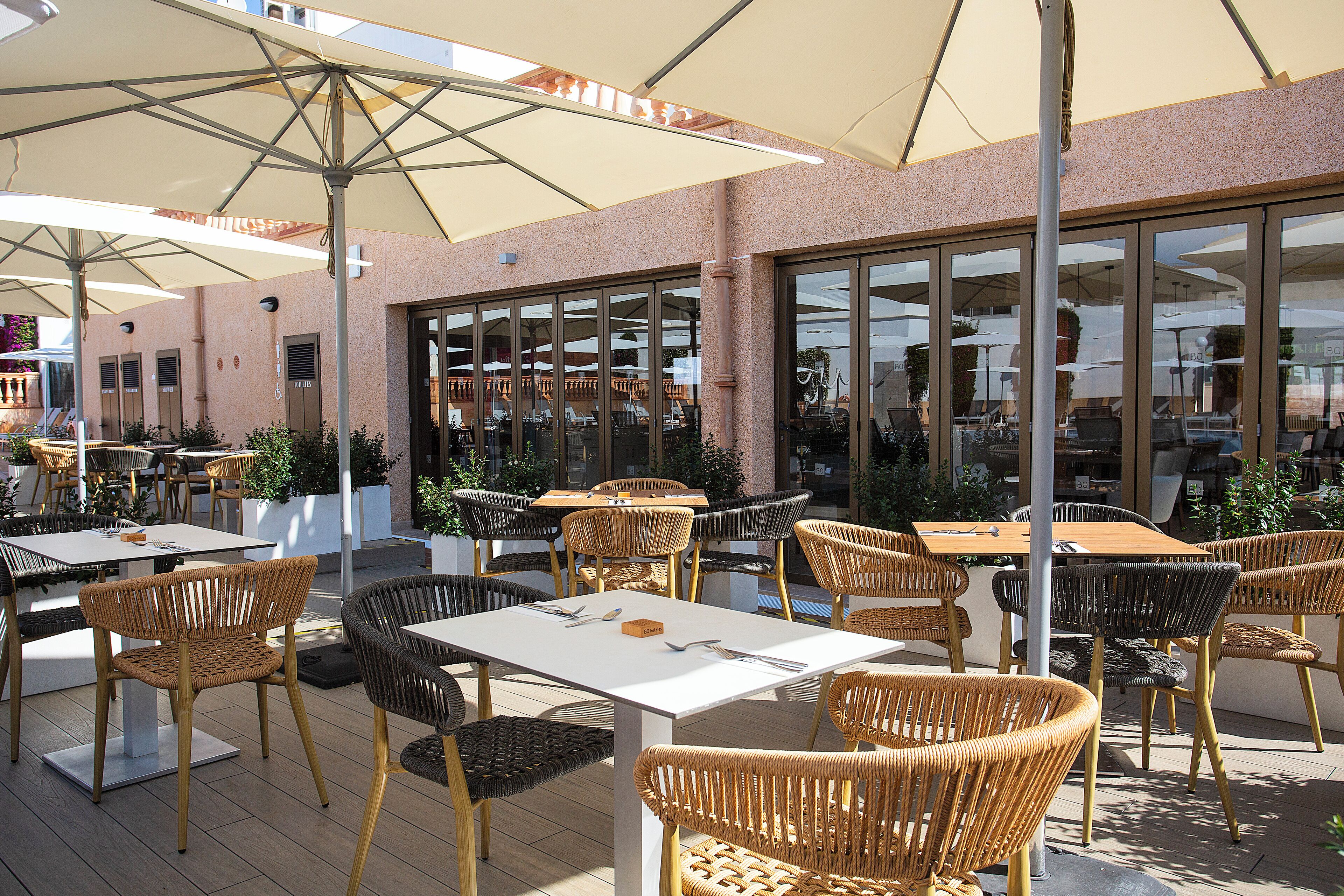 2 restaurants, breakfast, lunch, dinner served; international cuisine