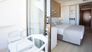 A modern hotel room with a bed, a desk, and a chair. - BQ Can Picafort Hotel (Santa Margalida)