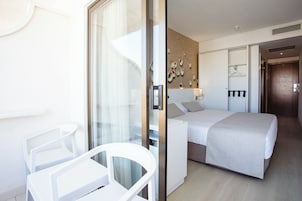 Escritorio, sistema de insonorización, wifi gratis y ropa de cama