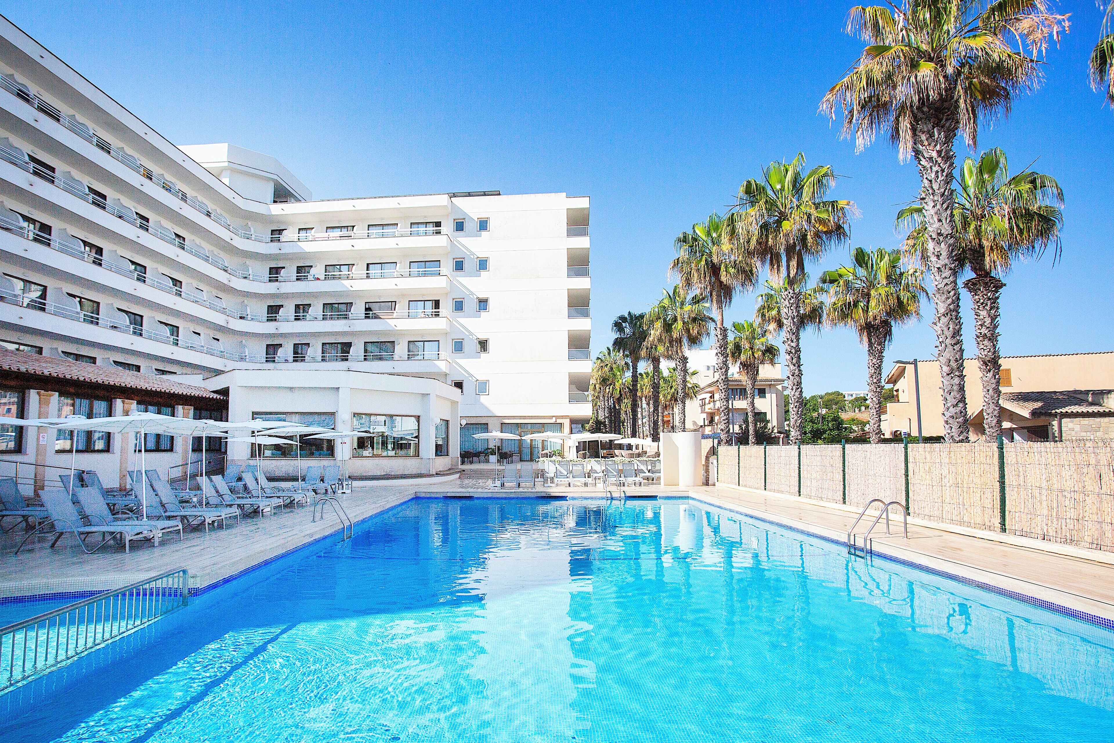 3 สระว่ายน้ำกลางแจ้ง, ร่มริมสระว่ายน้ำ, เก้าอี้อาบแดดริมสระ