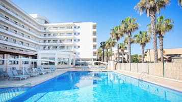 3 piscines extérieures, parasols de plage, chaises longues