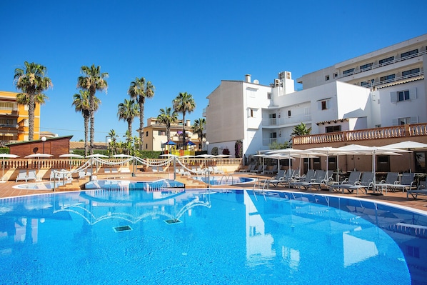 3 outdoor pools, pool umbrellas, sun loungers