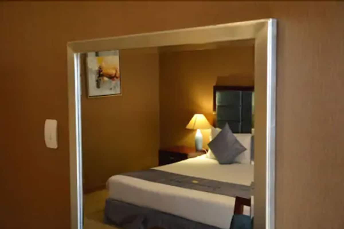 Minibar, in-room safe, desk, iron/ironing board