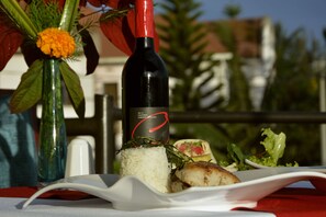 Serveert ontbijt, lunch, diner, internationale gerechten 