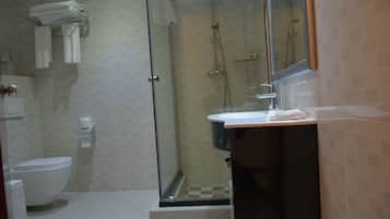 Bồn tắm và buồng tắm vòi sen riêng, đồ dùng nhà tắm miễn phí