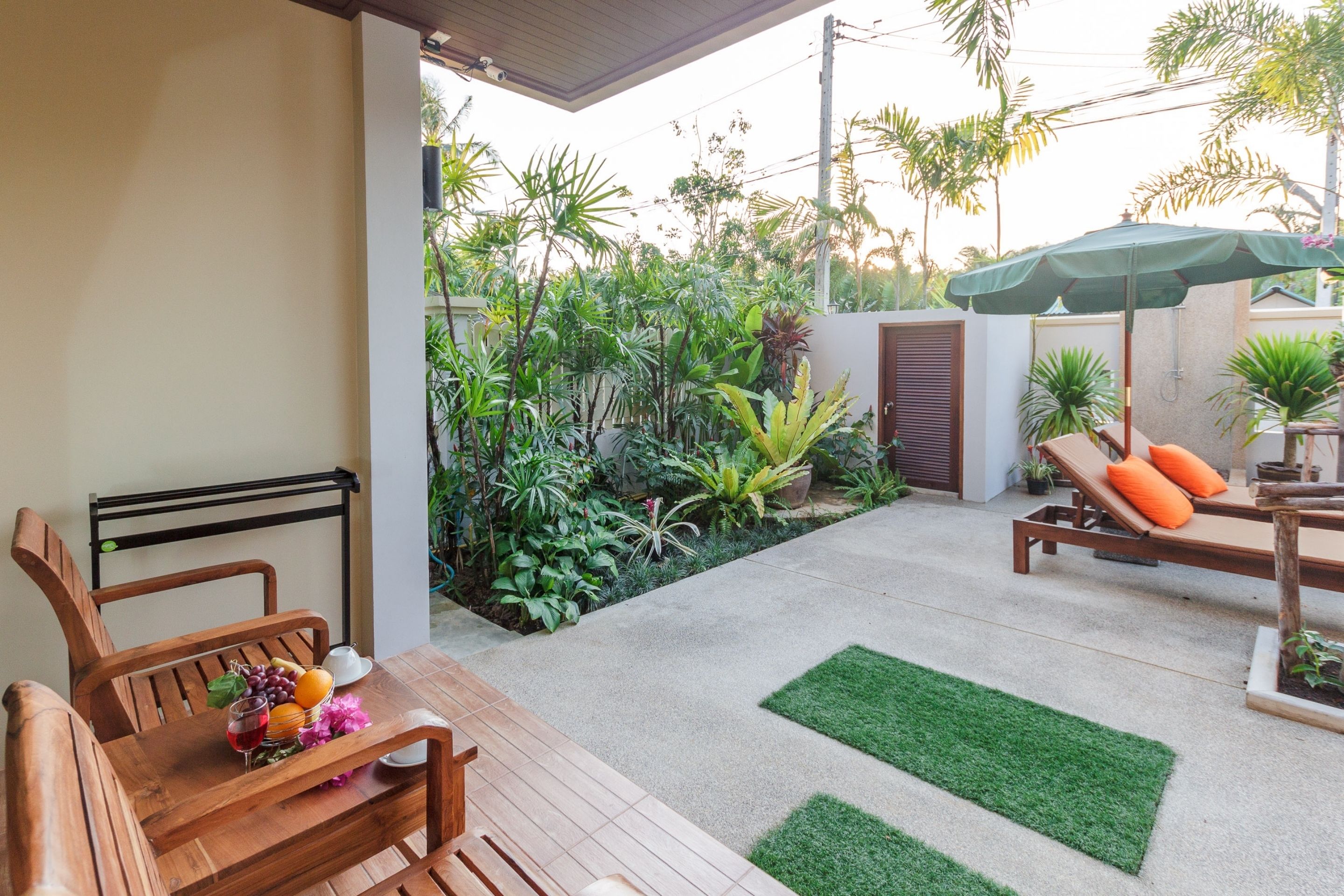 Suite, 1 kamar tidur, pemandangan kolam renang, di pinggir kolam renang | Balkon