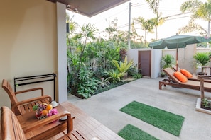 Suite, 1 chambre, vue piscine, en bord de piscine | Balcon