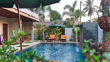 Kolam renang terbuka, dibuka dari pukul 7:00 hingga 20:00, payung kolam