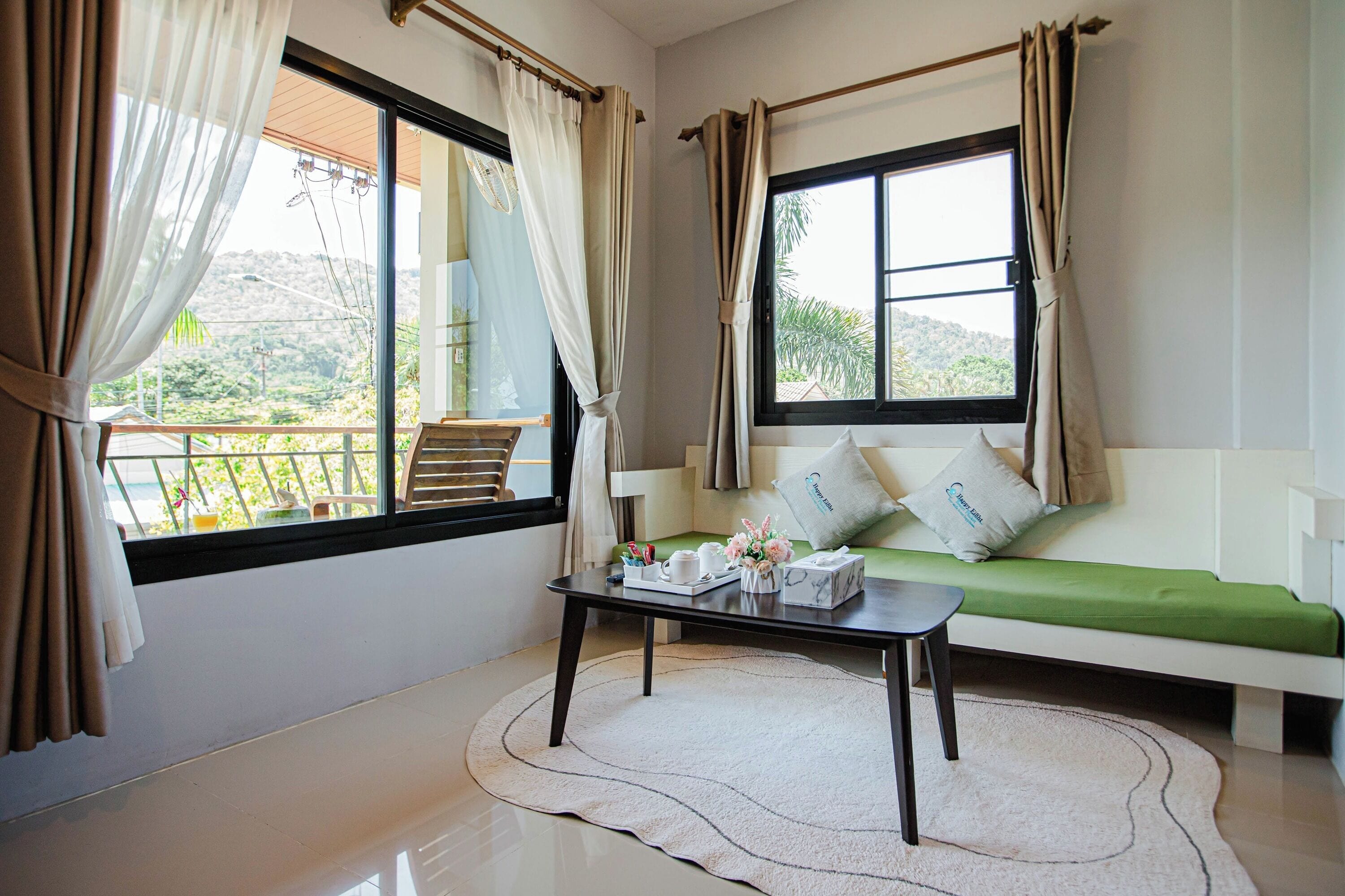 Suite, 1 kamar tidur, balkon, pemandangan gunung | 1 kamar tidur, brankas, meja kerja, dan tirai kedap cahaya