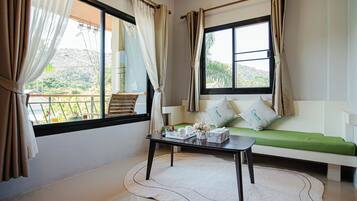 Suite, 1 kamar tidur, balkon, pemandangan gunung | 1 kamar tidur, brankas, meja kerja, dan tirai kedap cahaya