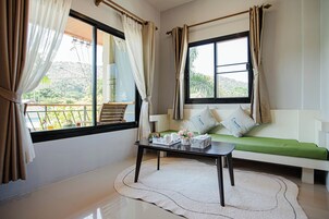 1 habitación, caja de seguridad en la habitación y escritorio 