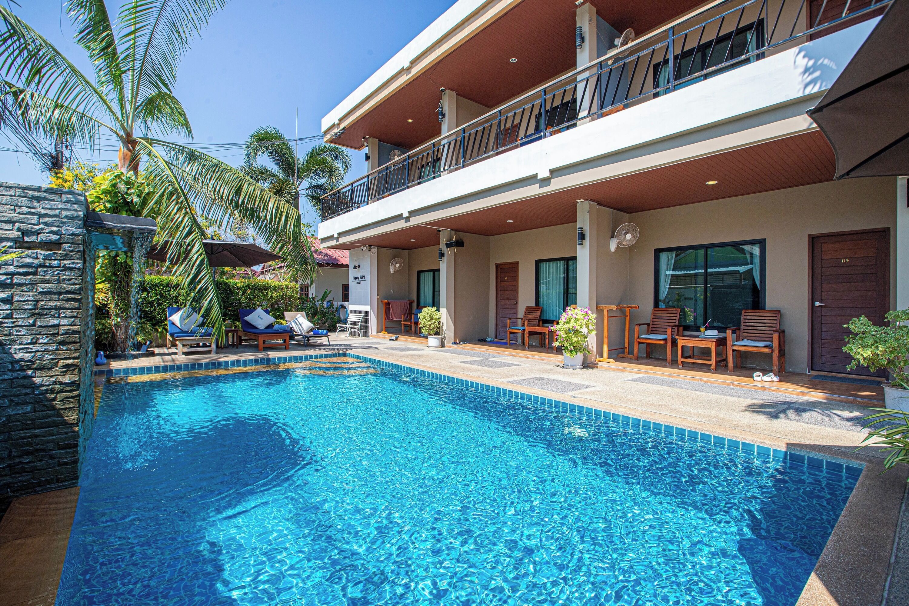 حمّام سباحة خارجي، مظلات على حمّام السباحة، مقاعد للتشمس