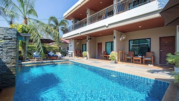 Außenpool, geöffnet von 07:00 Uhr bis 20:00 Uhr, Sonnenschirme