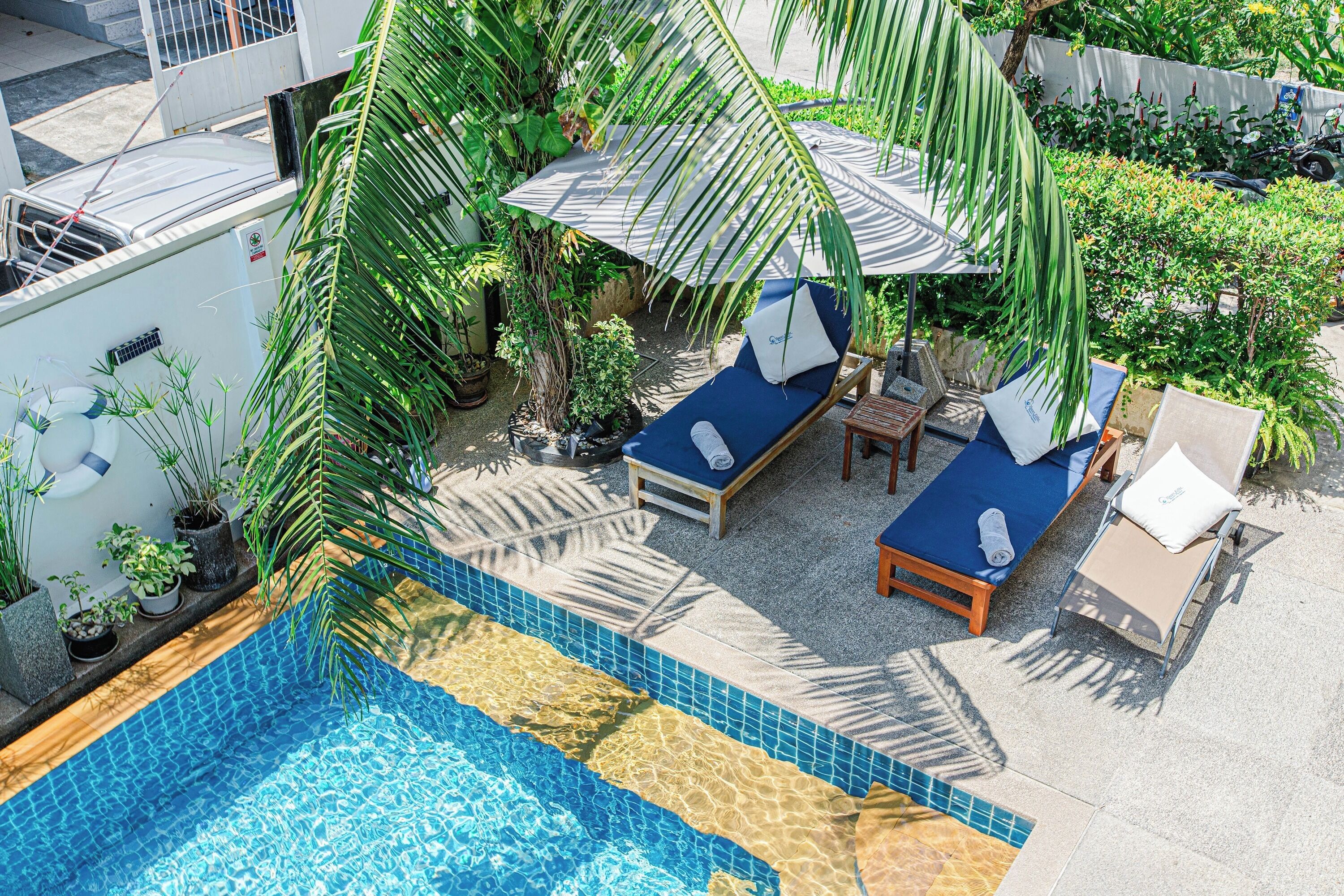 حمّام سباحة خارجي، مظلات على حمّام السباحة، مقاعد للتشمس