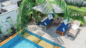 Piscina a l'aire lliure (horari: 07:00-20:00), para-sols i gandules