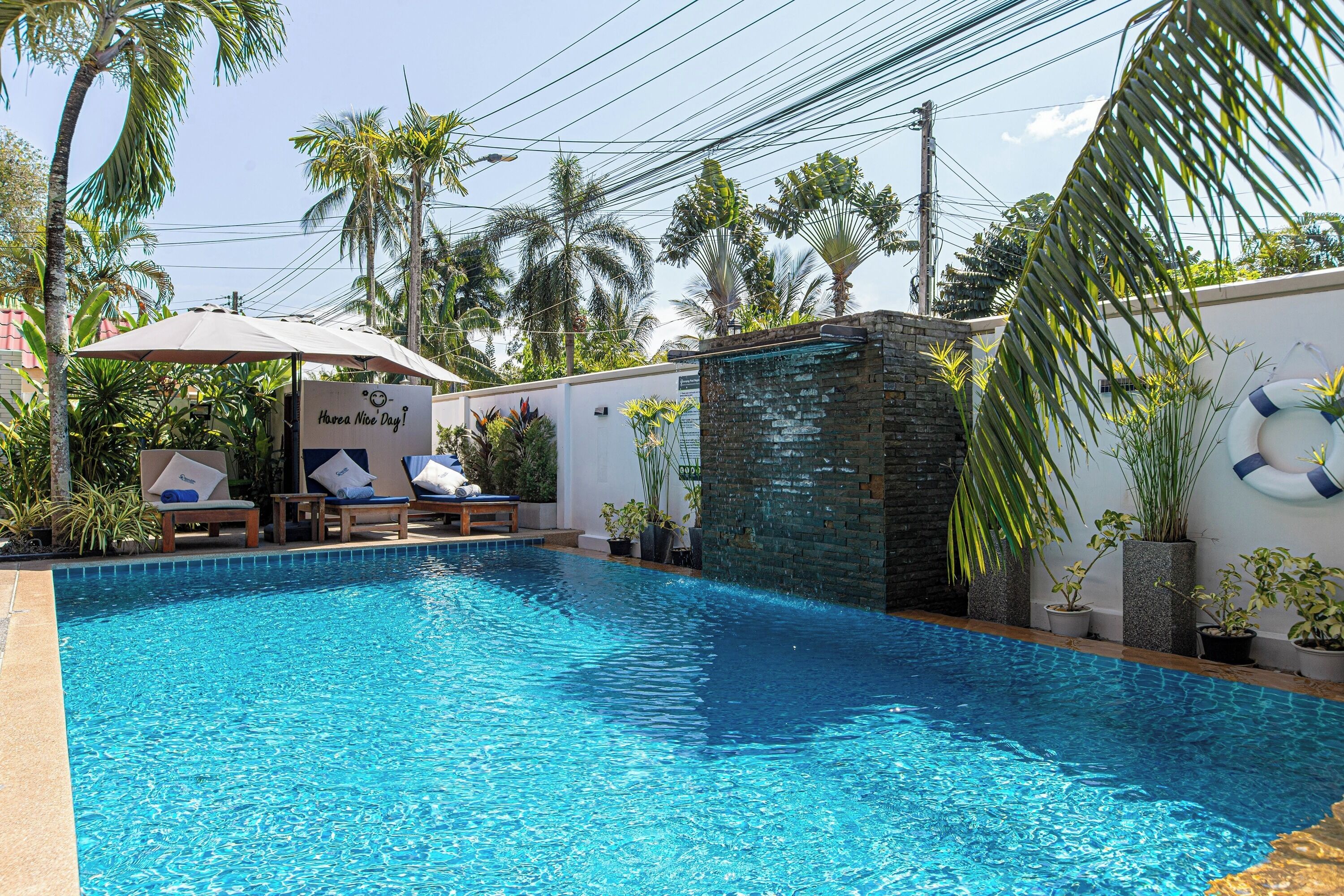 Außenpool, geöffnet von 07:00 Uhr bis 20:00 Uhr, Sonnenschirme