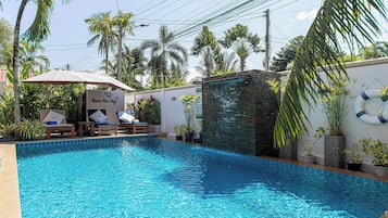 Außenpool, geöffnet von 07:00 Uhr bis 20:00 Uhr, Sonnenschirme