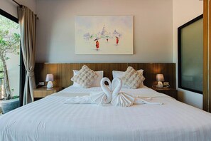 Suite, 1 kamar tidur, balkon, pemandangan gunung | 1 kamar tidur, brankas, meja kerja, dan tirai kedap cahaya