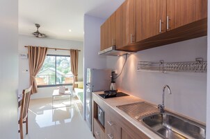 Full-size fridge, microwave, stovetop, coffee/tea maker