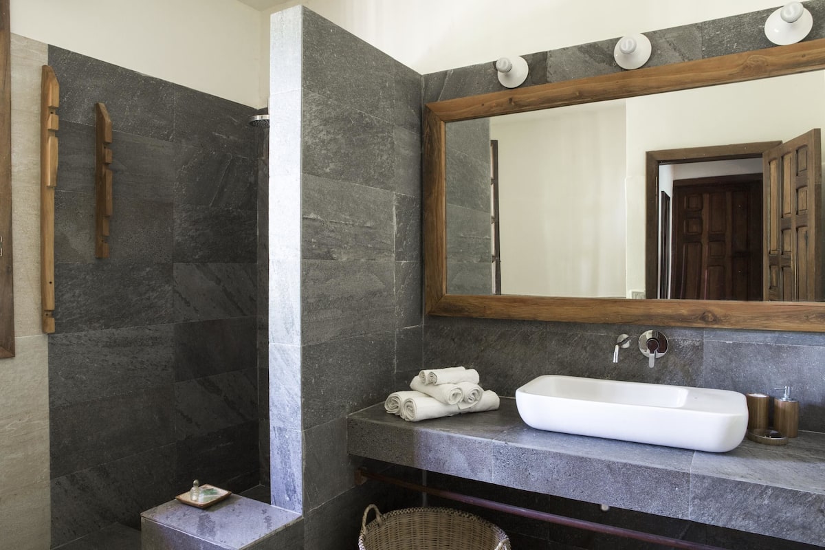 shower, free toiletries, hair dryer, bidet