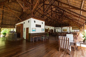Se sirven desayunos, comidas y cocina local con vista a la alberca