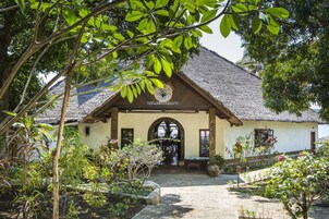 Se sirven desayunos y almuerzos; cocina local; con vista a la piscina