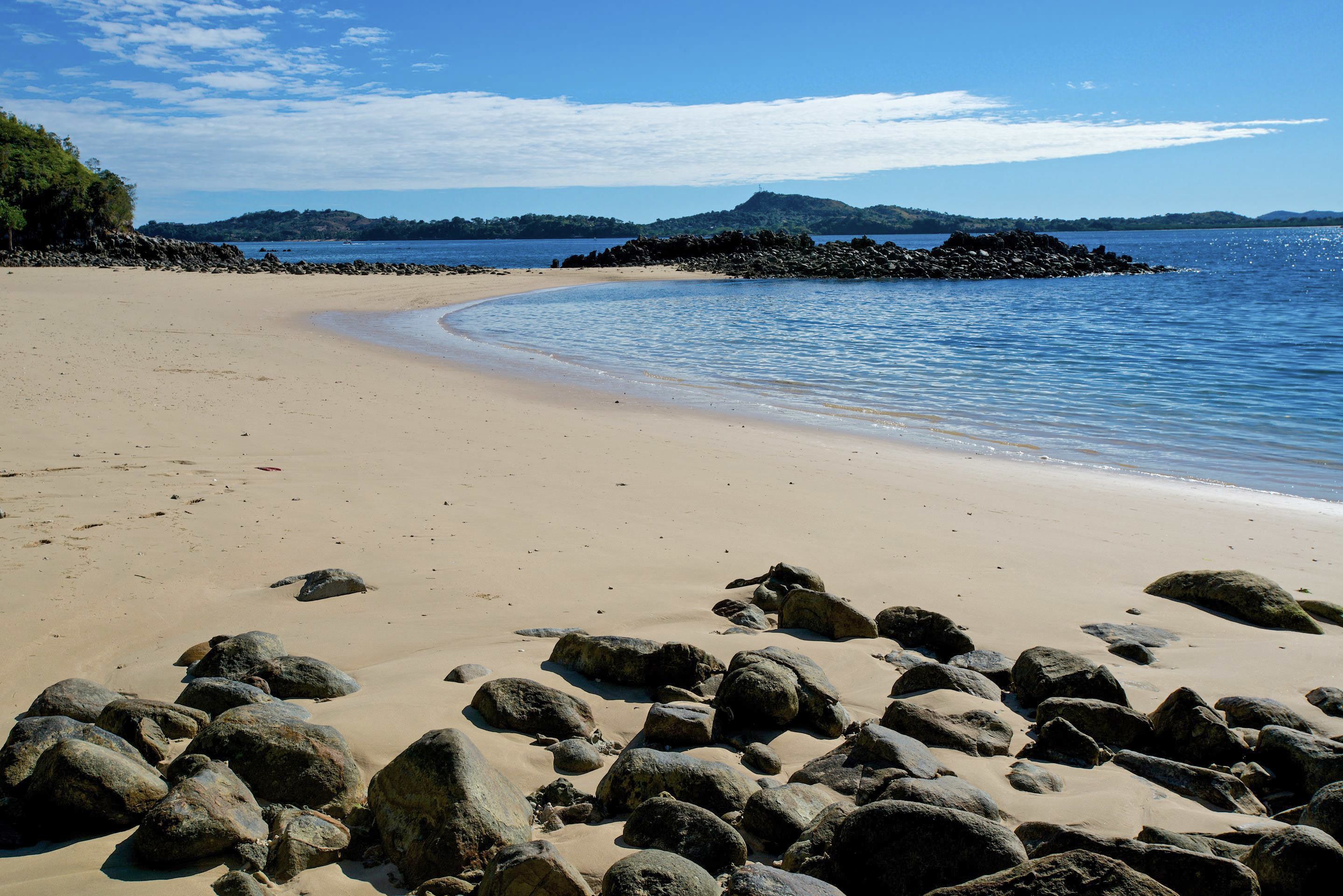 beach nearby, beach shuttle, beach umbrellas
