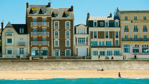 Hotel à beira-mar com vários andares, varandas e vista para a praia.