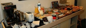 Daily buffet breakfast for a fee - Hotel le Jersey (Saint-Malo)