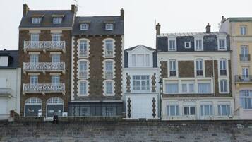 Escritorio, wifi gratis y ropa de cama