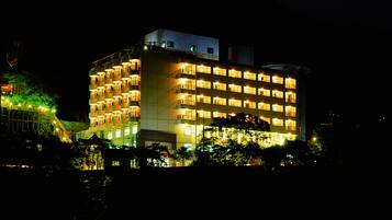 Majoituspaikan julkisivu illalla/yöllä