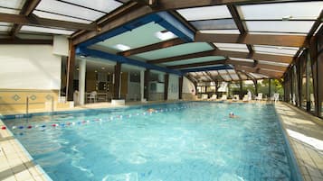 Kolam renang indoor