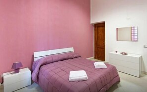 Double Room | Premium bedding, desk, cots/infant beds, rollaway beds