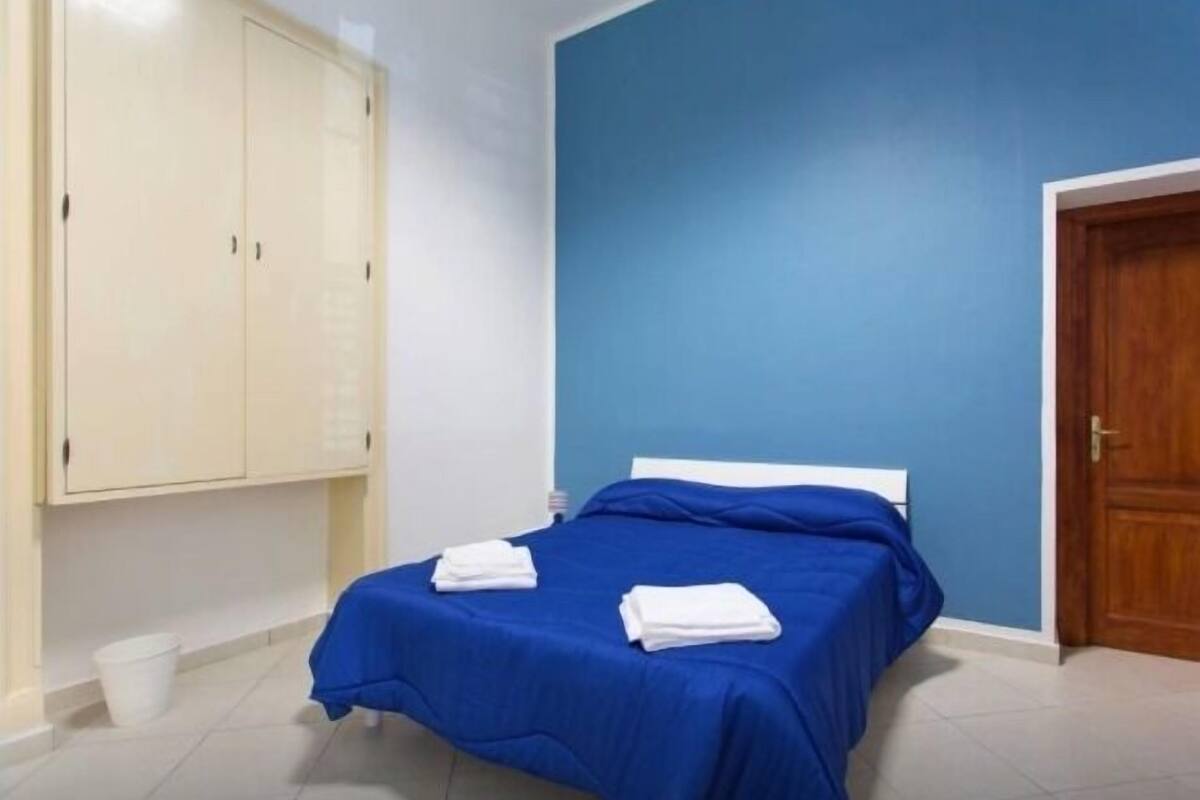 Premium bedding, desk, cots/infant beds, rollaway beds
