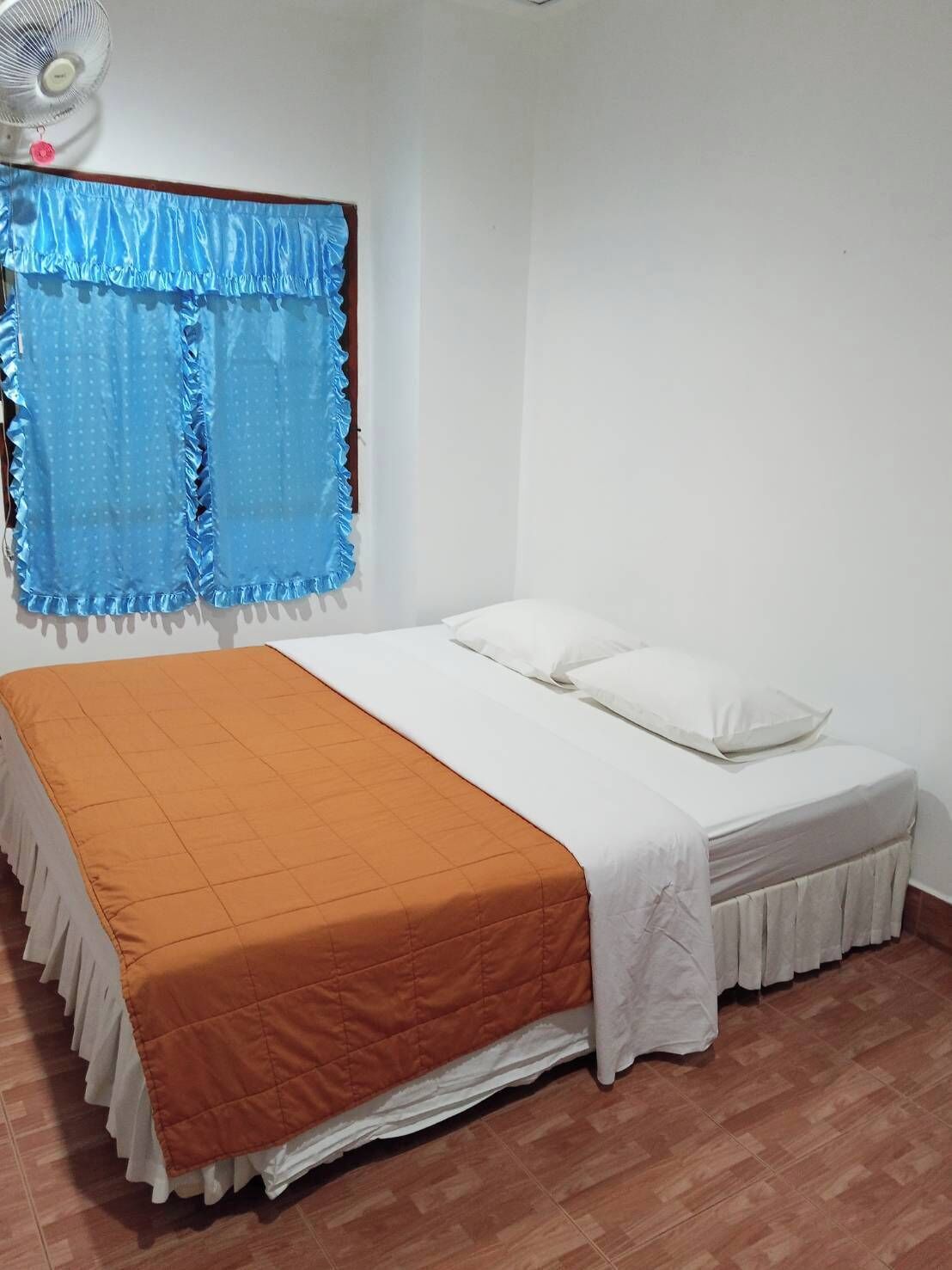 Eenvoudige tweepersoonskamer | Een kluis op de kamer, individueel gedecoreerd, een bureau, gratis wifi